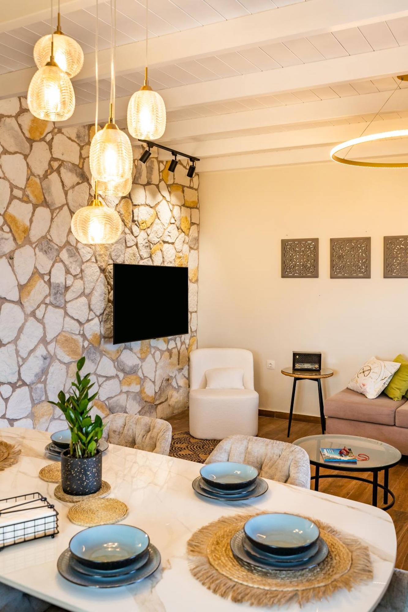 Lithos Luxury Pool Villa